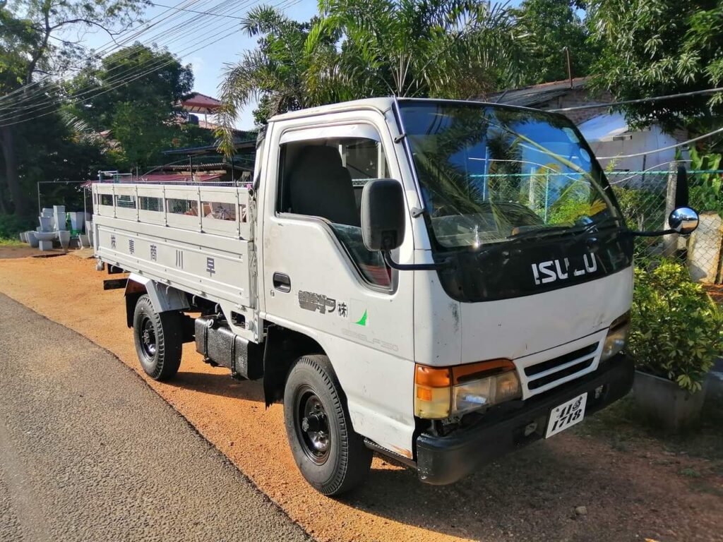 How to Choose and Buy a Japan Lorry in 2025 - Brands, Popular models, and Buying Guide. 3 An Image of Isuzu Elf Lorry for Sale in Sri Lanka